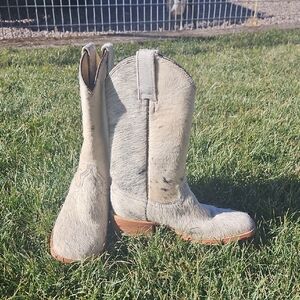 Stylish Cream Heeled Boots